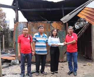 Báo Tây Ninh trao tiền bạn đọc hỗ trợ gia đình 4 cháu bé bị bỏng do cháy nhà ở Gia Bình