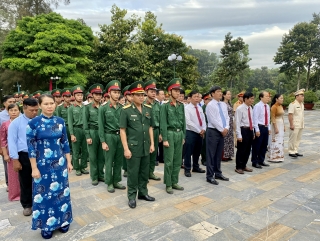 Lãnh đạo huyện Tân Biên viếng Nghĩa trang liệt sĩ Tân Biên (Đồi 82)
