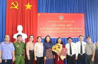 Toà án nhân dân tỉnh: Trao quyết định bổ nhiệm Phó Chánh án TAND huyện Gò Dầu