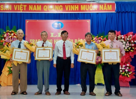 Tân Biên: Trao Huy hiệu Đảng cho 4 đảng viên