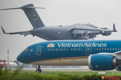 Vận tải cơ C-17 của Mỹ tới Hà Nội