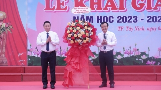 Chủ tịch UBND tỉnh dự khai giảng tại Trường THPT chuyên Hoàng Lê Kha