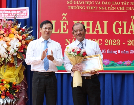 Bí thư Tỉnh uỷ Nguyễn Thành Tâm dự khai giảng tại Trường THPT Nguyễn Chí Thanh