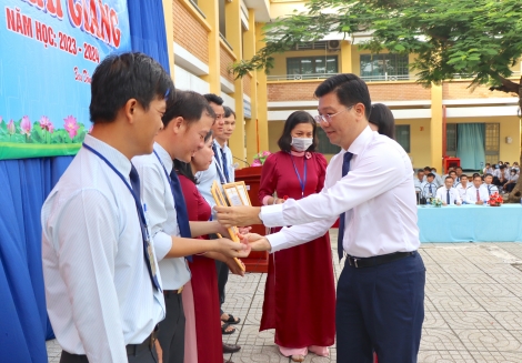 Phó Bí thư Tỉnh uỷ Nguyễn Mạnh Hùng dự khai giảng ở Trường THPT Nguyễn Văn Trỗi