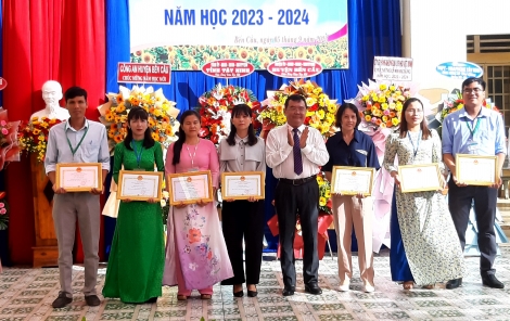 Ông Trương Nhật Quang- Trưởng Ban Dân vận Tỉnh uỷ dự khai giảng năm học mới tại Trường THPT Nguyễn Huệ (Bến Cầu)