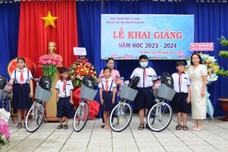 Báo Tây Ninh và Công ty Đức Thành trao học bổng tại xã Tân Bình, thành phố Tây Ninh