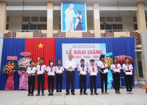 Công ty TNHH Đức Thành: Tặng quà học sinh Trường THCS Tân Đông