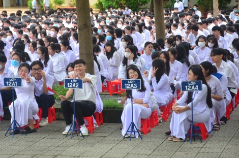 Viết cho ngày khai trường: “Thế giới và tương lai các em ðang rộng mở”