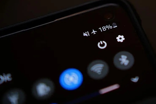Lý do smartphone sụt pin nhanh