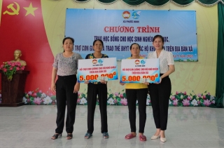 MTTQVN xã Phước Ninh tặng 80 triệu đồng cho các gia đình khó khăn