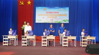 Nhóm thiện nguyện Xanh: Trao góc học tập cho học sinh khó khăn huyện Tân Biên