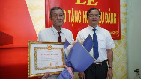 Nguyên Chánh Thanh tra tỉnh Nguyễn Minh Đức nhận Huy hiệu 60 năm tuổi Đảng