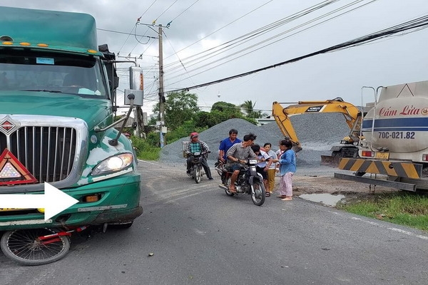 Cậu học sinh may mắn thoát chết trước đầu xe container