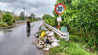Xã Hiệp Thạnh, huyện Gò Dầu: Thuê người dọn rác tại cầu Bàu Ðôi hoài không xuể