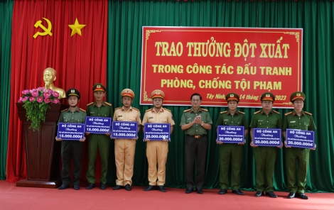 Khen thưởng các đơn vị đạt thành tích trong đấu tranh phòng, chống tội phạm