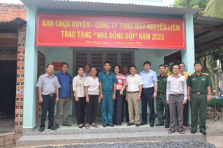 Ban Chỉ huy Quân sự huyện Tân Châu: Trao tặng nhà đồng đội