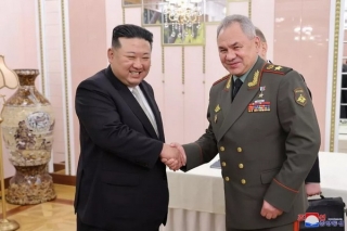Ông Kim Jong Un và Bộ trưởng Quốc phòng Nga thảo luận hợp tác quốc phòng
