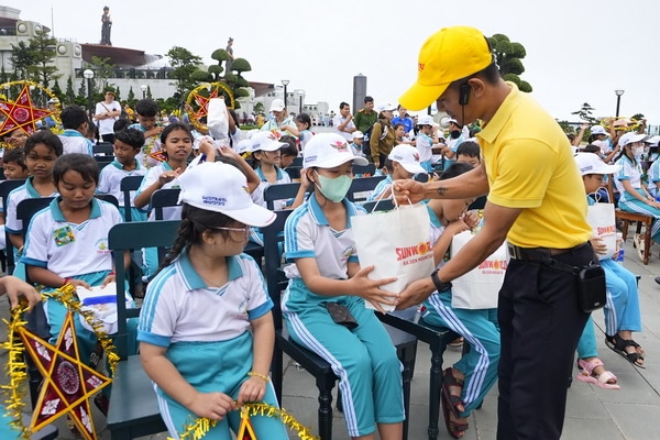 135 em nhỏ người dân tộc Khmer đón Trung thu sớm trên đỉnh núi Bà Đen