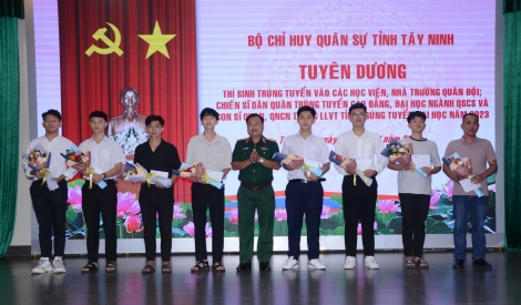 Tuyên dương 61 thí sinh trúng tuyển các học viện, nhà trường, đại học trong và ngoài Quân đội