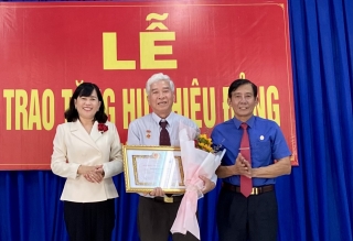Nguyên Chủ tịch UBND huyện Tân Biên Nguyễn Văn Thông nhận Huy hiệu 40 tuổi Đảng