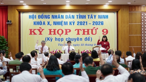 Thông qua 13 nghị quyết và bế mạc kỳ họp