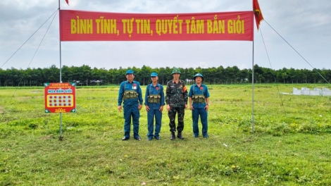 Kết thúc khoá huấn luyện Dân quân tự vệ năm thứ 2 trở lên: Nhiều học viên được tặng hoa bắn giỏi