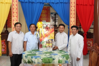 Lãnh đạo tỉnh thăm và tặng quà tổ chức tôn giáo Cao Đài