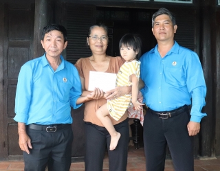 Công đoàn ngành Y tế Tây Ninh: Thăm, hỗ trợ con của đoàn viên bị tai nạn tử vong trong lúc làm nhiệm vụ