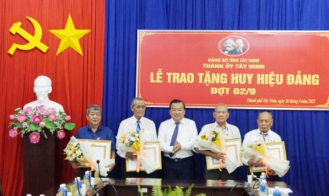 Phó Bí thư Thường trực Tỉnh uỷ trao tặng Huy hiệu Đảng tại thành phố Tây Ninh