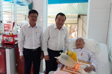Bí thư Thành uỷ Tây Ninh trao Huy hiệu Đảng cho 5 đảng viên