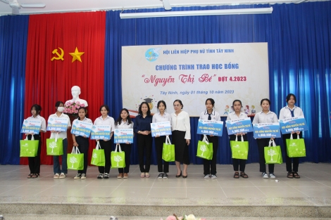 35 em học sinh nhận học bổng Nguyễn Thị Bé