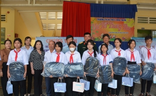 Công ty TNHH MTV 22.12 Tây Ninh: Tiếp sức học sinh đến trường