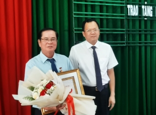 Gò Dầu: Chủ nhiệm Uỷ ban Kiểm tra Huyện uỷ được tặng Huy hiệu 30 tuổi Đảng