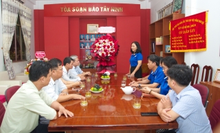 Đài PT-TH tỉnh đến thăm, chúc mừng Báo Tây Ninh nhân Ngày truyền thống 5.10