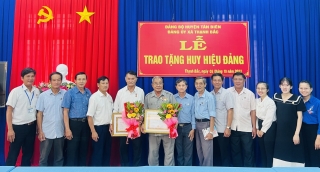 Tân Biên: Trao huy hiệu 55 và 30 tuổi Đảng cho 2 đảng viên