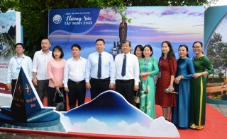 Lãnh đạo tỉnh thăm các gian hàng tại sự kiện “Ngày Tây Ninh tại Hà Nội”