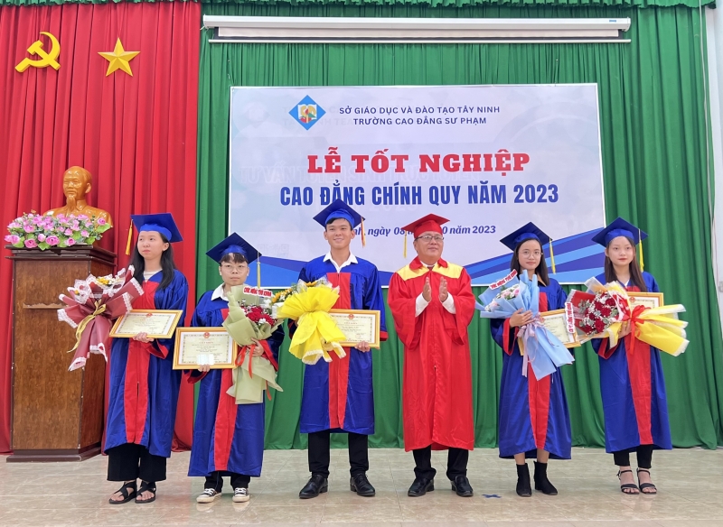 171 cử nhân học trong mùa dịch Covid-19 tốt nghiệp