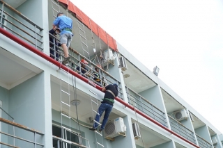 Công nhân Công ty TNHH Brotex Việt Nam trải nghiệm thực hành phòng cháy chữa cháy