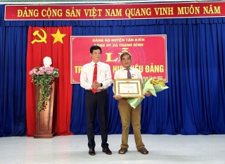 Tân Biên: Trao Huy hiệu 50, 30 năm tuổi Đảng cho 2 đảng viên