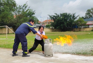 Hơn 300 học sinh Trường THPT Hoàng Văn Thụ trải nghiệm thực hành chữa cháy, cứu nạn cứu hộ