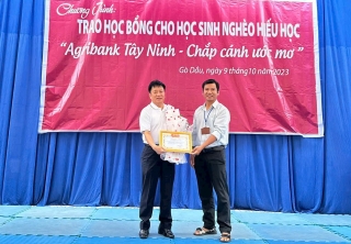 Agribank chi nhánh huyện Gò Dầu: Đồng hành cùng học sinh vượt khó đến trường