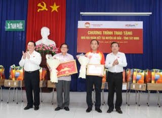 Trưởng Ban Tuyên giáo Trung ương trao 30 căn nhà đại đoàn kết cho người nghèo