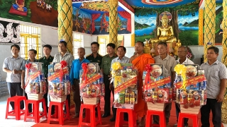 Đoàn lãnh đạo tỉnh, huyện: Chúc mừng Lễ Sen Dolta của dân tộc Khmer tại chùa Chung Rút xã Hòa Hiệp