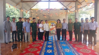 Bà Đặng Minh Luỹ- Phó Chủ tịch Thường trực UBMTTQVN tỉnh: Thăm, chúc mừng lễ Sen Dolta của bà con dân tộc Khmer tại huyện Châu Thành.