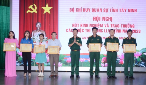 Bộ CHQS tỉnh: Trao thưởng cho cá nhân, tập thể đạt thành tích các cuộc thi trong LLVT tỉnh năm 2023