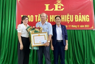 Tân Biên: Trao Huy hiệu 30 năm tuổi Đảng cho Phó Giám đốc Ban QLDAĐTXD huyện