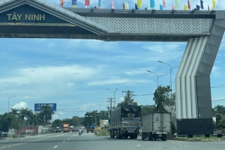Kiên quyết xử lý tình trạng xe ô tô dừng, đỗ khu vực cổng chào tỉnh Tây Ninh