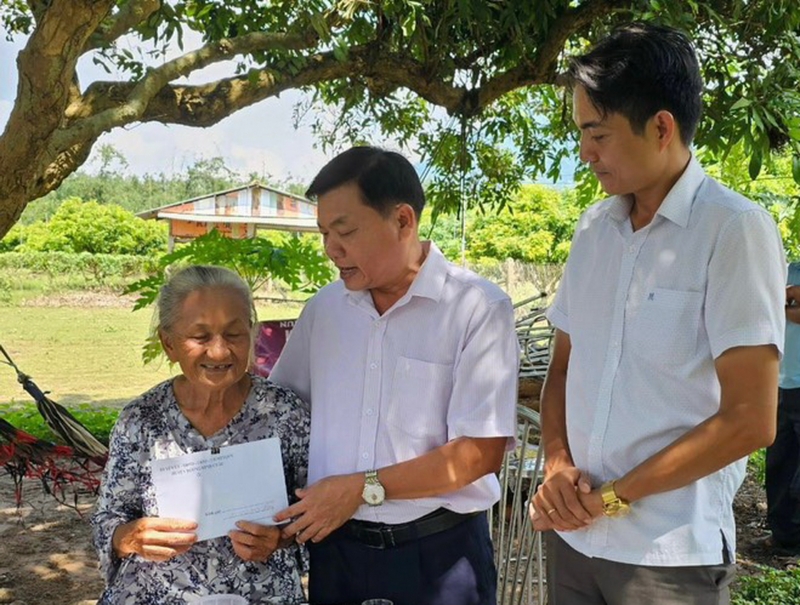 Chủ tịch UBND huyện Dương Minh Châu: Thăm gia đình bị lốc xoáy làm tốc mái nhà tại xã Bàu Năng