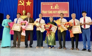 Tân Biên: Trao Huy hiệu Đảng cho 6 đảng viên