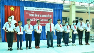 Agribank thị xã Trảng Bàng trao 60 suất học bổng cho học sinh hiếu học